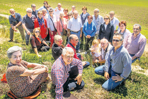 senior cohousing grupo de ancianos sentados en el césped