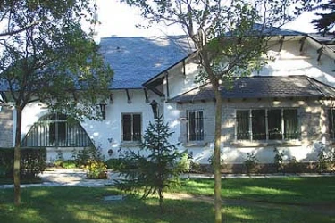 residencia-municipal-miralrio-fachada