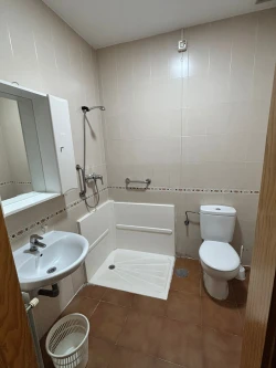 residencia de mayores dosbarrios baño