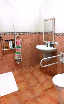 residencia de mayores nuestra señora de las candelas baño adaptado