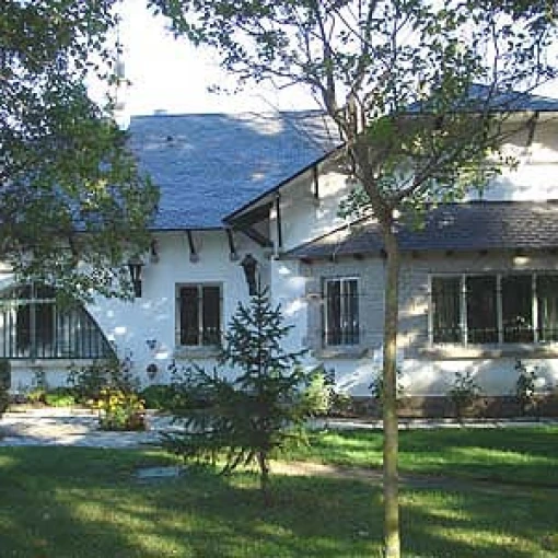 residencia-municipal-miralrio-fachada