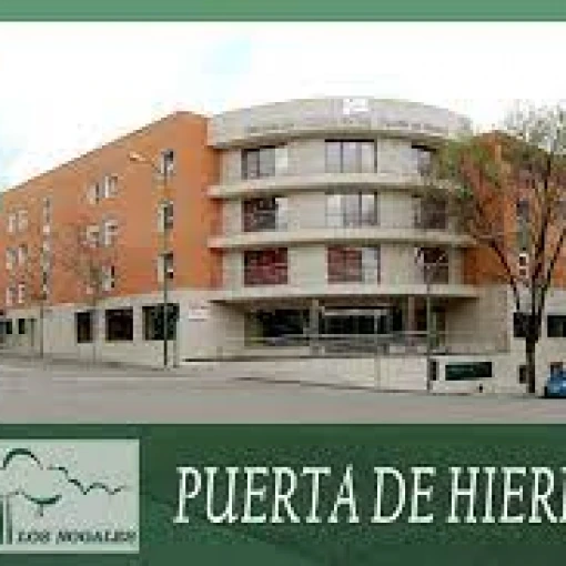 residencia-los-nogales-puerta-de-hierro-fachada