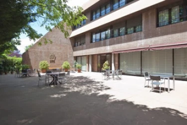 residencia-fundacion-sagrada-familia-puerta-de-hierro-fachada