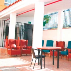 residencia ancianos churriana de la vega Granada Santa Barbara patio
