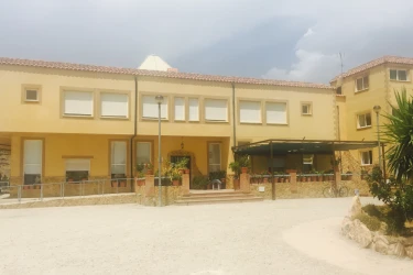 centro-residencial-para-personas-mayores-jardines-de-la-cerca-exterior