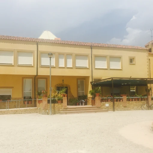 centro-residencial-para-personas-mayores-jardines-de-la-cerca-exterior