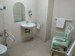 residencias-de-mayores-en-barcelona-bano