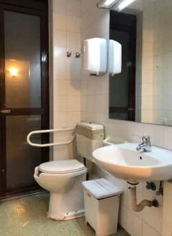 residencias-de-mayores-en-barcelona-bano-adaptado