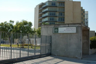 centro-residencial-para-personas-mayores-maria-espinosa-de-los-monteos-exterior