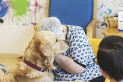 residencia-para-mayores-terapia-con-perros