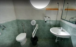 centro-residencial-para-personas-mayores-hotel-residencia-caren-baño