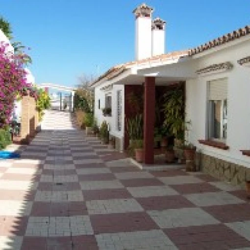 centro-residencial-caleta-del-sol-fachada
