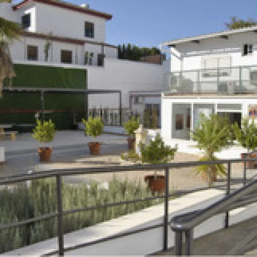 centro-residencial-santa-angela-de-la-cruz-fachada